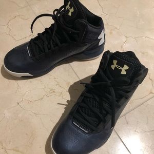 NEVER BEEN WORN WOMENS BASKETBALL SHOES